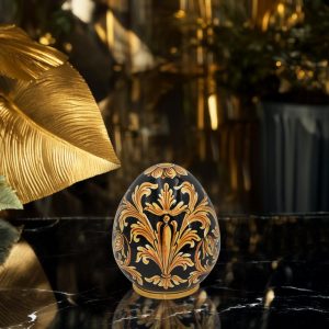 Uovo h 20 ornato fondo nero