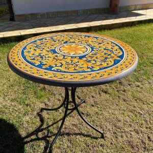 Tavolo in pietra lavica Ø 100 ornato fondo blu (c/piede articolo 114)