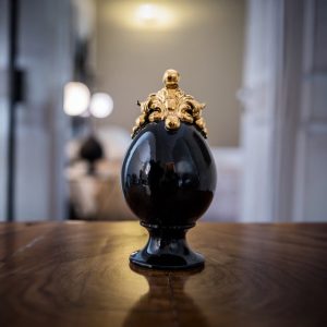 Uovo c/piede h 18 plastico sofia black e gold