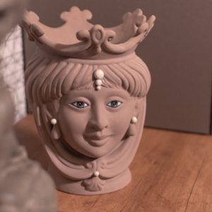 Testa h 25 liscia tortora opaco c/perline madreperla c/espressione femmina