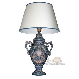 Lume maxi h 50 c/greca rilievo c/paesaggio ornato mono blu (h83 c/paralume Ø50)