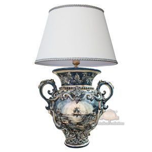 Lume anfora h 40 c/greca rilievo c/veliero ornato mono blu (h72 c/paralume Ø45)