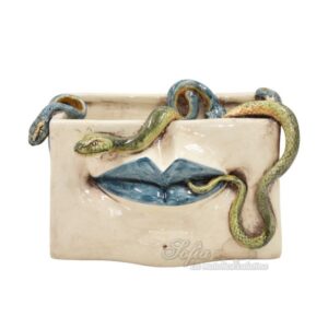 Scatola con espressione medusa 21x13 madreperla antichizzato labbra blu