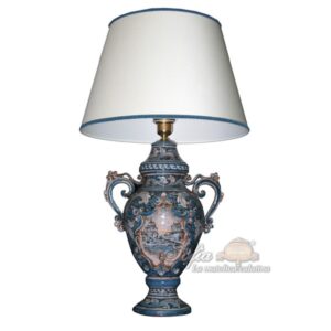 Lume maxi h 50 c/greca rilievo c/paesaggio ornato mono blu (h83 c/paralume Ø50)